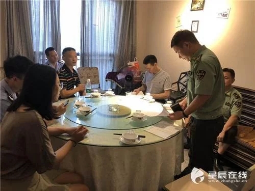 轩辕殿社区对安装餐馆油烟净化器进行整治