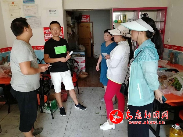新铺社区开展油烟扬尘情况排查