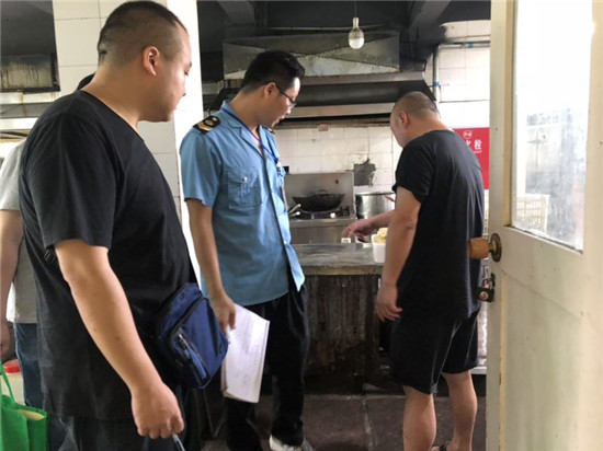 仁寿县食药监局开展餐饮油烟治理集中突击行动