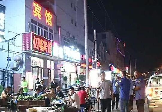 山海关区夜间突袭检查全区餐饮油烟排放