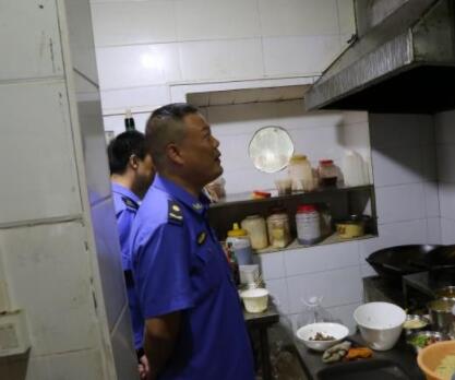 潜江重拳整治餐饮油烟污染