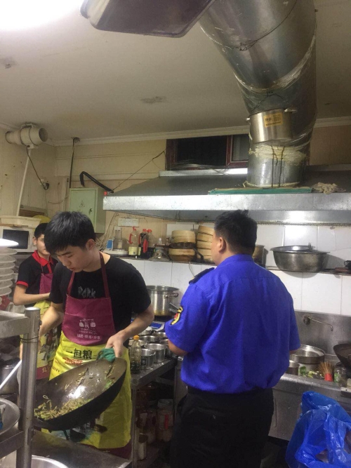 越河执法大队持续开展油烟专项整治