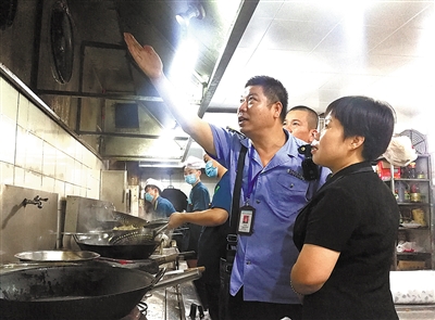平顶山市新华区食药监局检查油烟净化装置