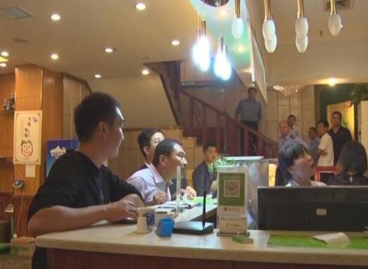 睢县开展餐饮经营场所油烟治理突击夜查活动