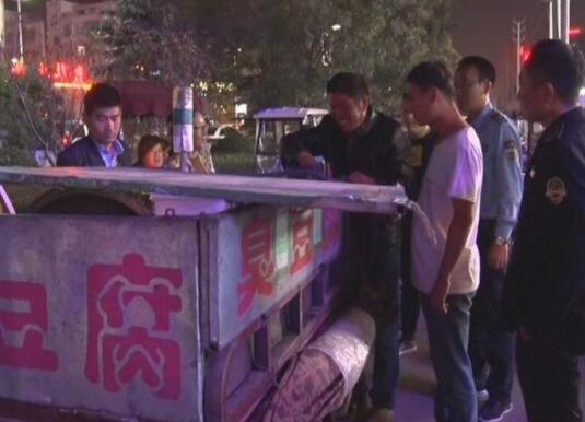 睢县开展餐饮经营场所油烟治理突击夜查活动