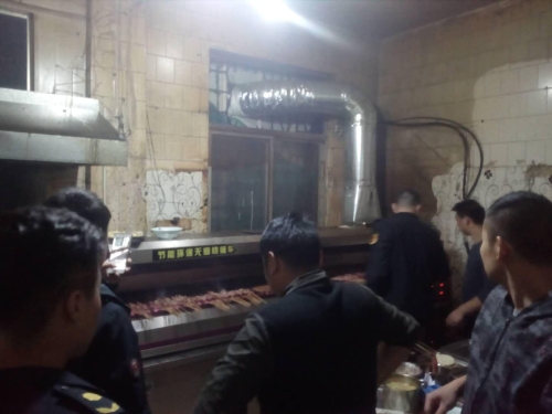 济阳大队开展夜间餐饮油烟整治行动