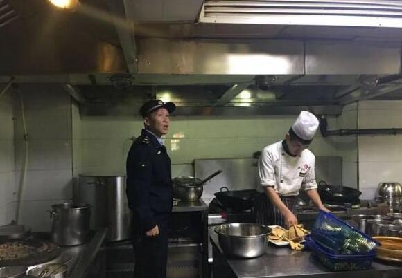 灞桥区直属二中队加强辖区原煤禁烧、餐饮油烟净化检查工作