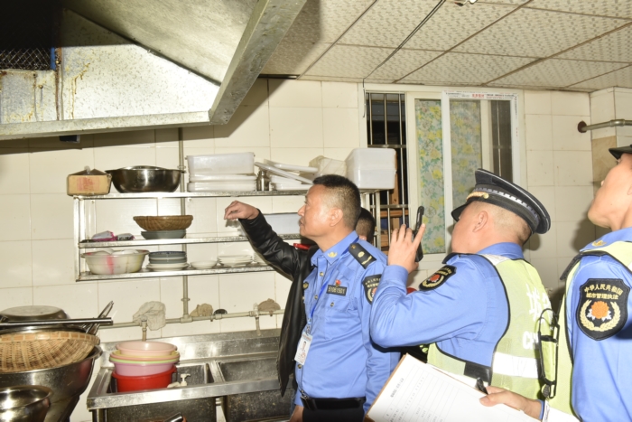 绵阳市经开区多部门部门联动共治餐饮油烟