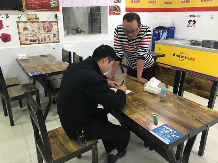 潜山市城管局开展排挡区油烟净化专项整治工作