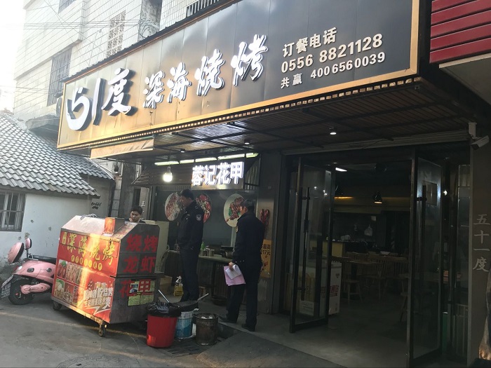 潜山市城管局开展排挡区油烟净化专项整治工作