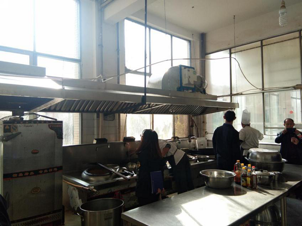 大英县多部门联合开展餐饮油烟专项整治