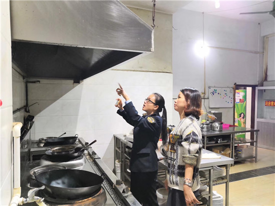 贺州市开展餐饮经营单位油烟治理百日攻坚行动