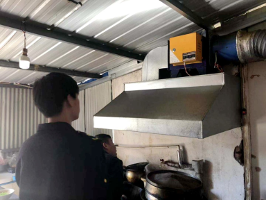 石佛办事处对辖区餐饮油烟净化进行全面排查