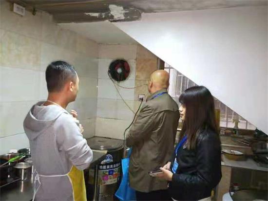 永昌路社区开展餐饮油烟治理专项整治活动