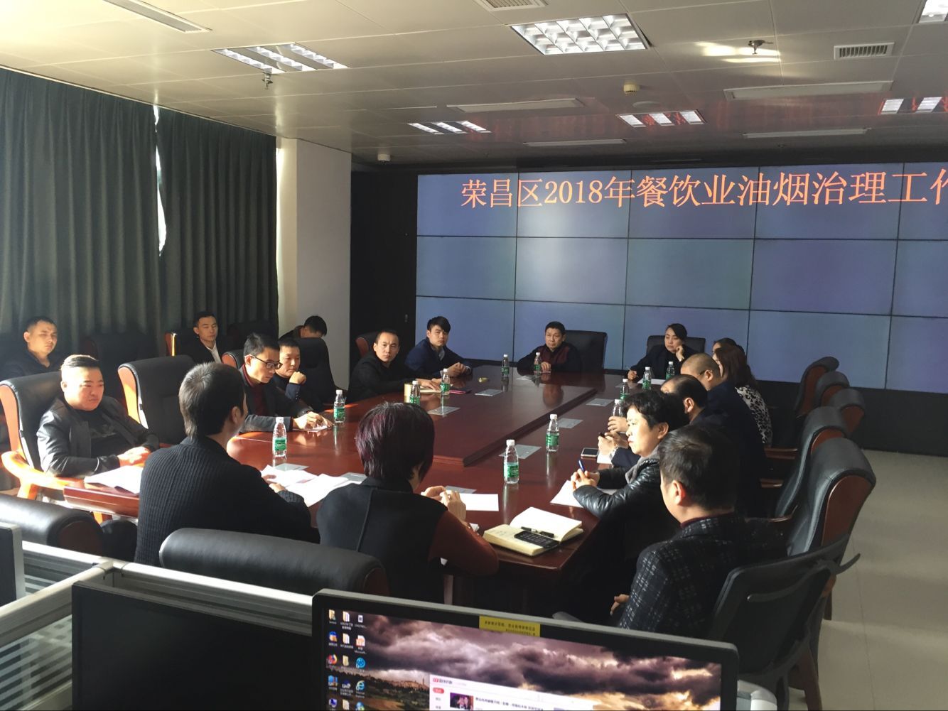 荣昌区环保局召开餐饮企业安装油烟净化装置推进会