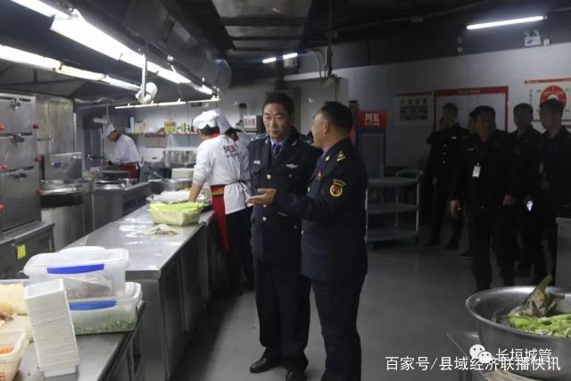 新乡市平原示范区互查组来长垣县督察餐饮业油烟治理工作