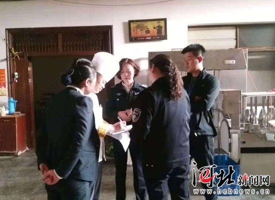 魏县组建“巾帼”中队治理餐饮油烟