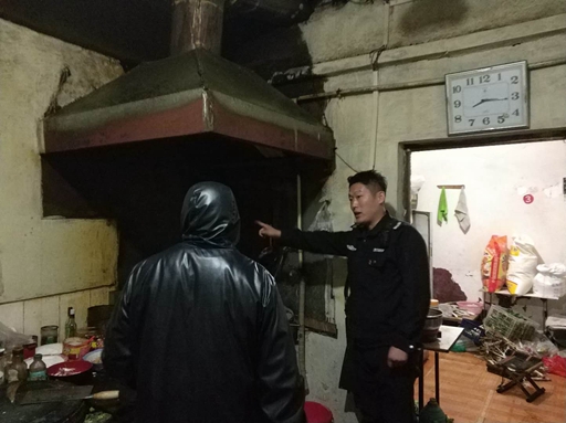 泗水县城管局开展餐饮商户油烟净化器使用及清洗的专项治理工作