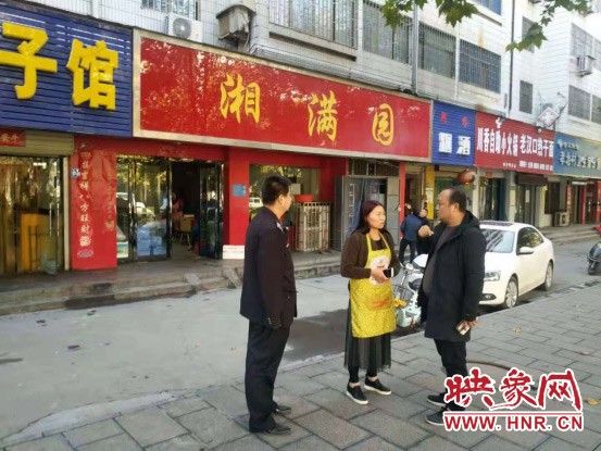 巩义市城管局夜间整治餐饮业油烟污染