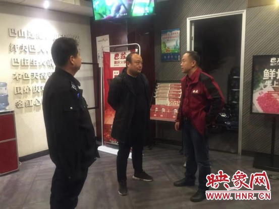 巩义市城管局夜间整治餐饮业油烟污染