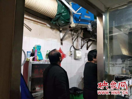 巩义市城管局夜间整治餐饮业油烟污染