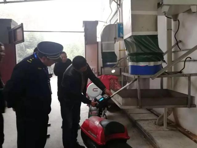 漯河市油烟治理办主任李会杰带队到临颍县督导考评油烟污染治理工作
