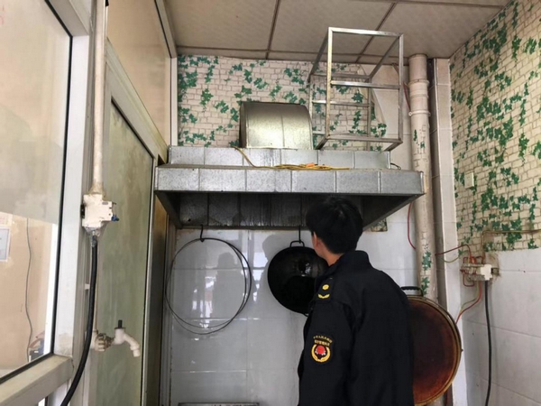 石佛办对辖区内沿街饭店开展油烟排查治理活动