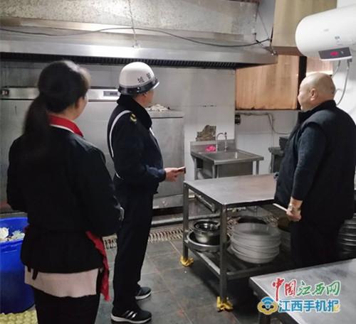抚州城管执法四分局开展餐饮油烟专项整治