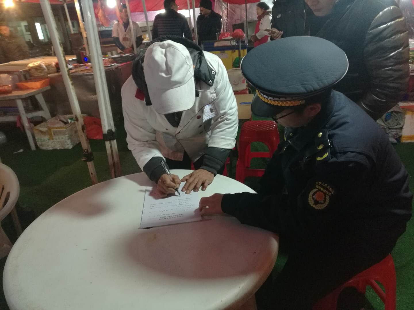 义乌执法局城西大队推行“十二分制”管理夜市油烟直排