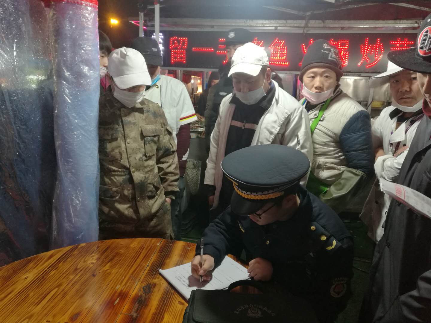 义乌执法局城西大队推行“十二分制”管理夜市油烟直排