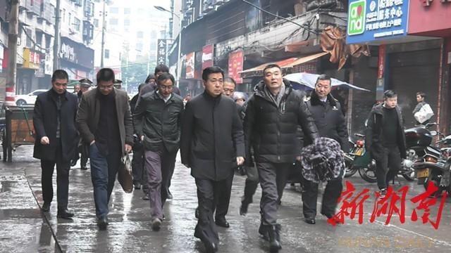 鹤城区委书记熊安台现场办公处理小餐饮油烟污染问题