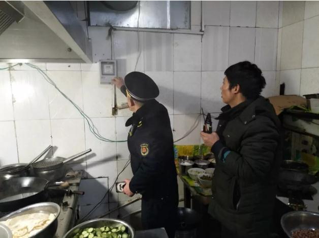 西安市解放门中队严查商户油烟净化设备