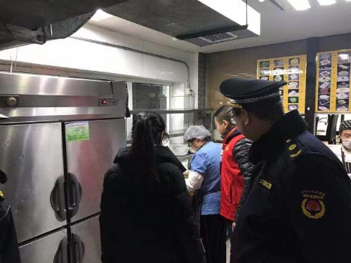 济宁市任城区古槐执法大队联合街道环保站开展餐饮油烟整治