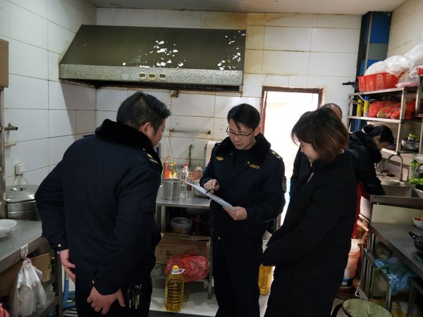 南谯城管局对城区餐饮油烟经营单位开展排查、整治