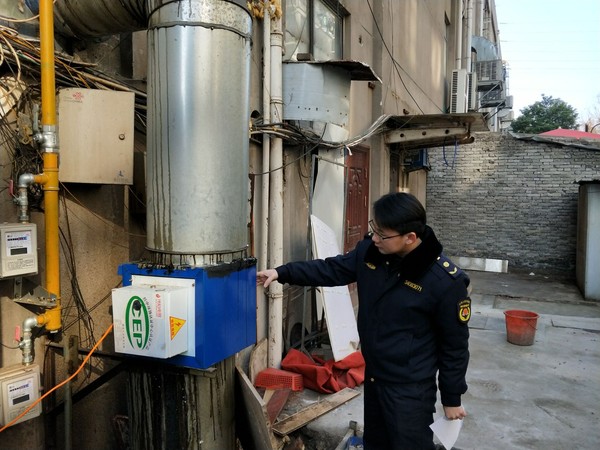 南谯城管局对城区餐饮油烟经营单位开展排查、整治