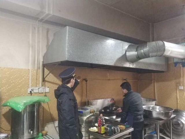 西安城管港务分局推进餐饮单位油烟治理专项整治工作