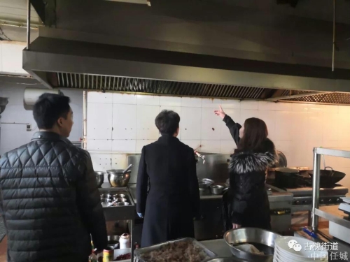 大石桥社区开展餐饮门店油烟净化器安装、保养维护情况排查