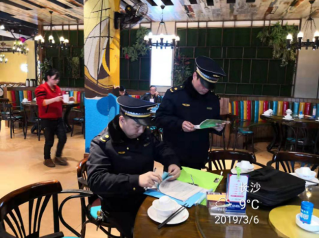 天心区新开铺街道多部门联合开展餐饮油烟专项整治行动
