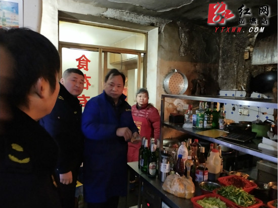 岳塘区书院路街道开展餐饮油烟专项整治行动
