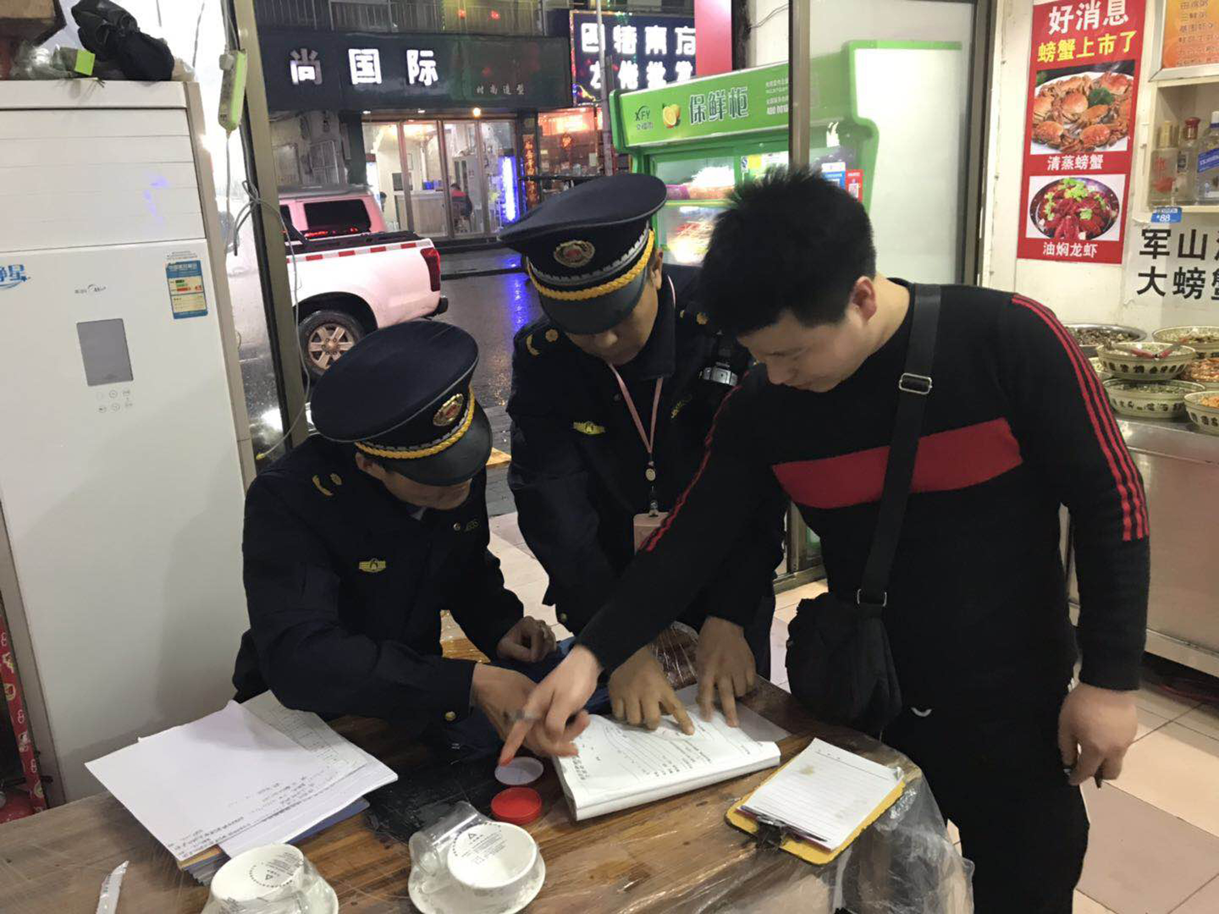 新建区城管大队开展夜宵烧烤店油烟外排进行拉网式排查