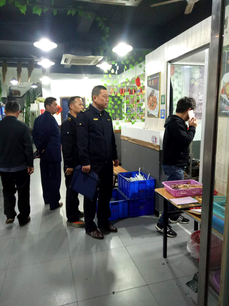 固镇县城市管理局开展油烟污染专项整治行动