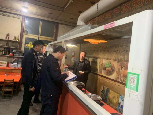 安居执法大队开展夜间餐饮业油烟专项整治行动