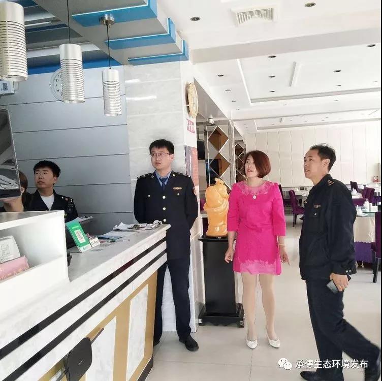 承德市双滦区多部门联合开展餐饮油烟专项治理宣传活动