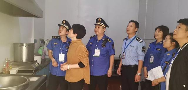平桥街道办事处多部门联合开展油烟净化器整治专项行动