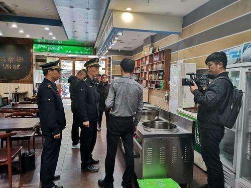 文化路街道办事处开展联合执法治理餐饮油烟
