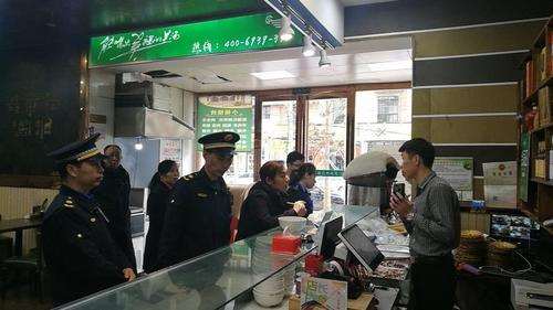 文化路街道办事处开展联合执法治理餐饮油烟