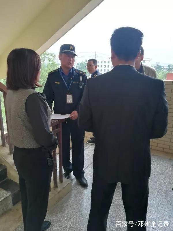 邓州城管监察大队开展城区学校食堂餐饮油烟整治工作