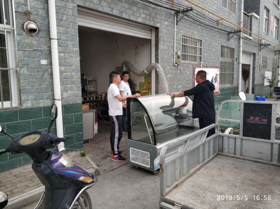 汝州市城管依法取缔油烟扰民烧烤店
