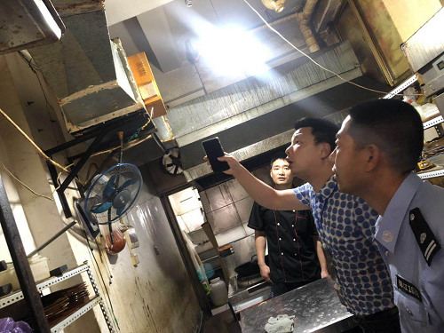 成都市锦江区成龙路街道开展油烟专项清理整治行动
