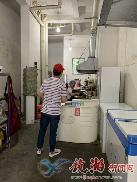 镜湖区大砻坊社区开展餐饮油烟“回头看”整治行动